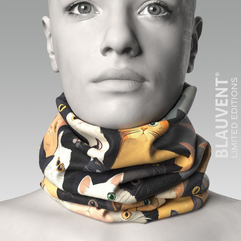 3D mannequin wearing a cat-print neckwarmer in black, beige and warm yellow tones.